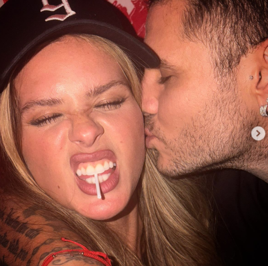 amoranimal2020's tweet photo. "Que nos miren, que comenten!! También es una forma de admirarnos" by Mauro Icardi 
con este frio estas fotitos calentaron la tarde ❤️❤️‍🔥
#Chinardi
#MauroIcardi
#chinasuárez https://t.co/17jf15M2ou