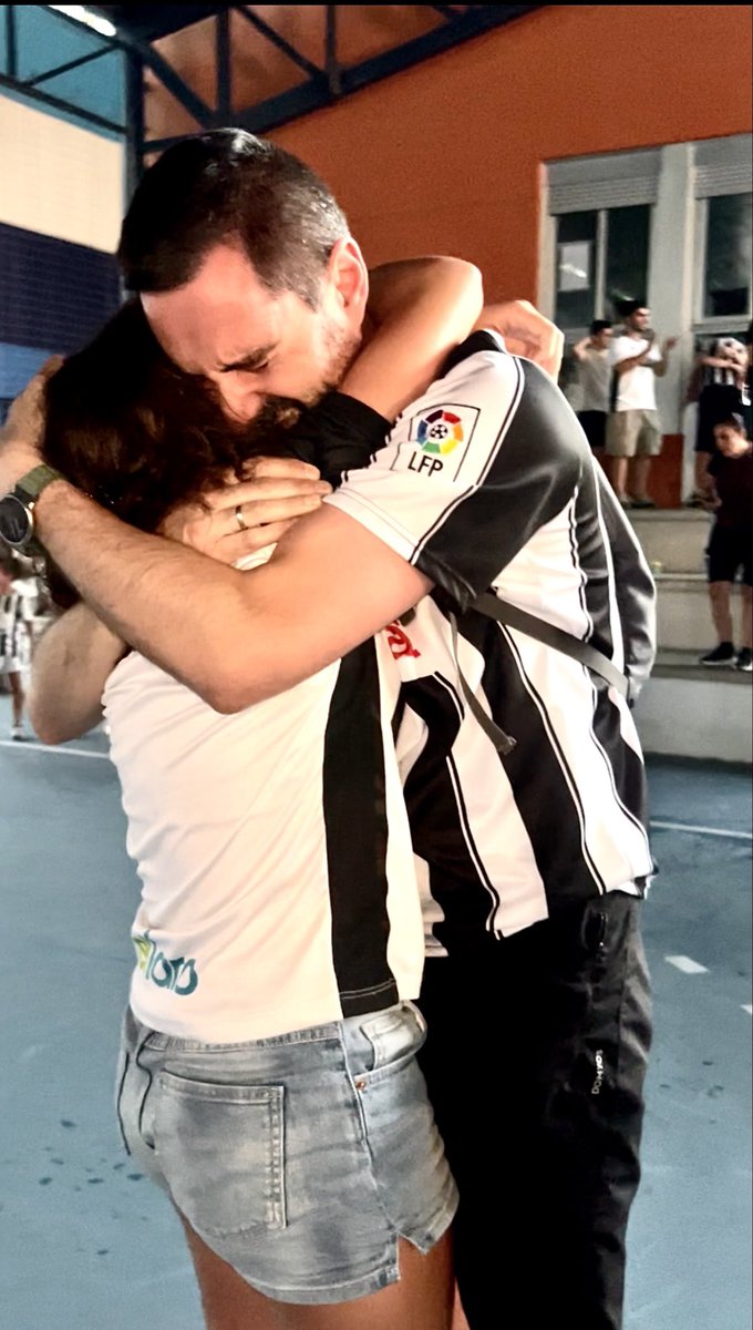 VirginiaRP04's tweet photo. Una niña que hacía dibujos del @CDBadajoz desde muy pequeña y que ha vivido muchos momentos duros, hoy se ha abrazado a su padre que lloraba con el pitido final. 
Un lujo haber vivido esta escena. Como tantas otras…
Sí, a pesar de todo, siempre merece la pena. 🤍🖤 https://t.co/qA1tg0k0VZ