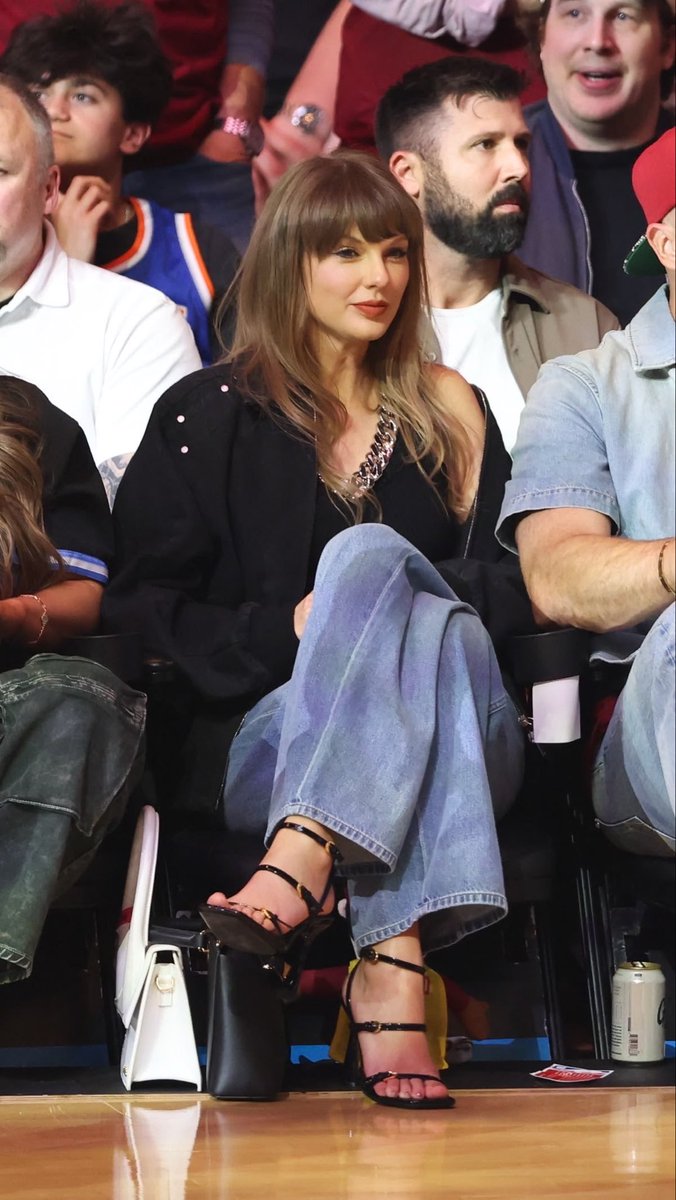 LissySwift13's tweet photo. She wrote “Gorgeous” about herself https://t.co/szCXtGkaw0