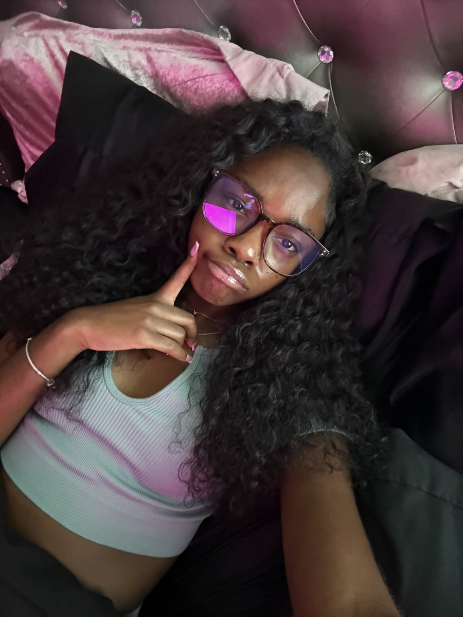 rinyyyaaa's tweet photo. They should really add music on here 🤣🤓 https://t.co/1qUaxcYudc