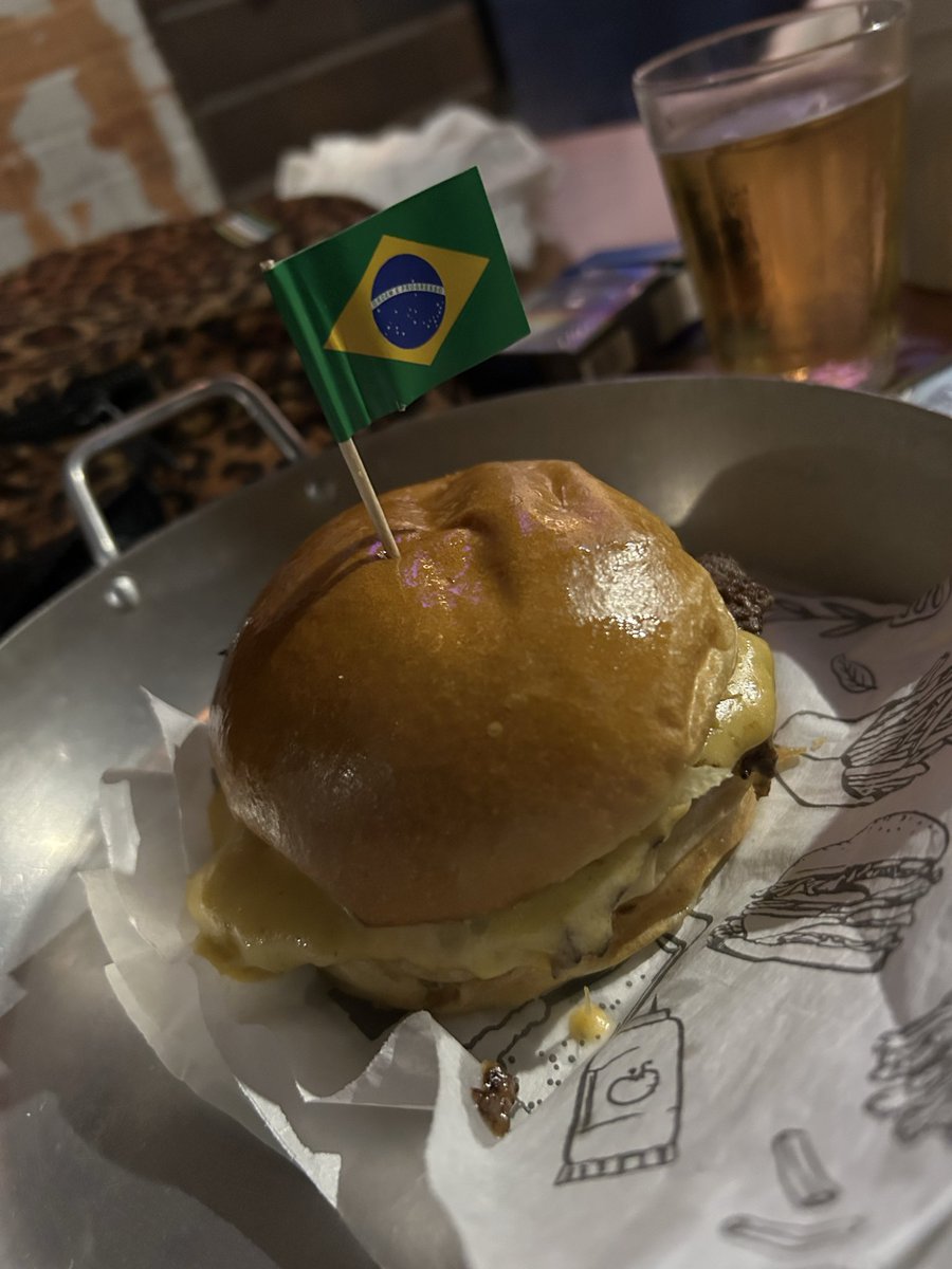 anelise's tweet photo. enquanto isso no meu país santo andré https://t.co/6ZhHGtCVqc