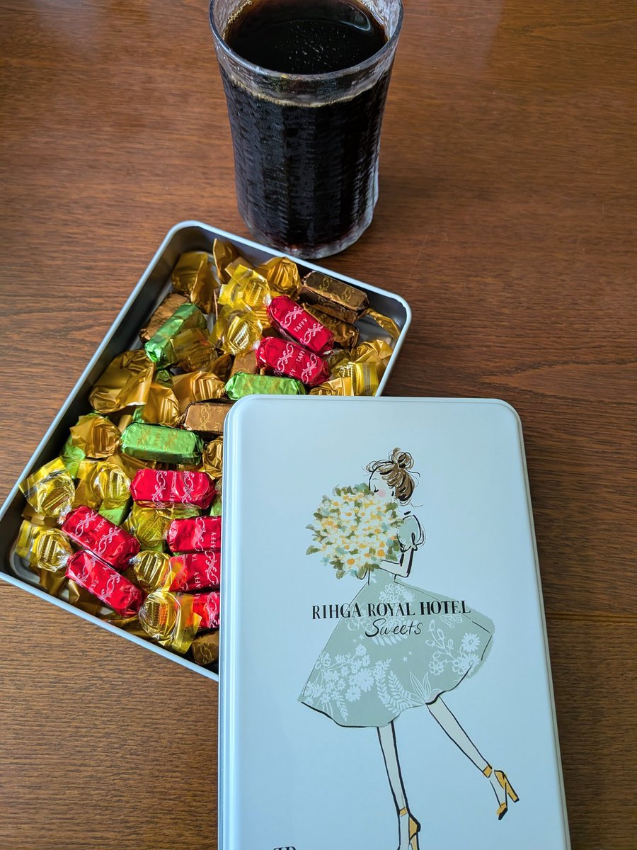 spider_06's tweet photo. 合わせるのはホットの方がエエかなと思いつつ、今日もレイコーで。
リーガロイヤルではレモンケーキ🍋の他にスカッチアソートも買っときましたん。
こういうの、テンション上がる🤭
缶もかわよい💐 https://t.co/6v2wwRgyeo