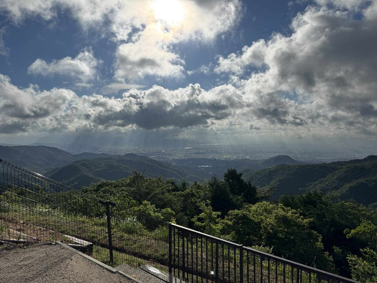 aocorner's tweet photo. テスラ朝六オフ、お疲れ様でした！
たくさんのテスラと楽しいお話がきけて楽しかったです。ありがとうございました😊 https://t.co/pxv1wgM944