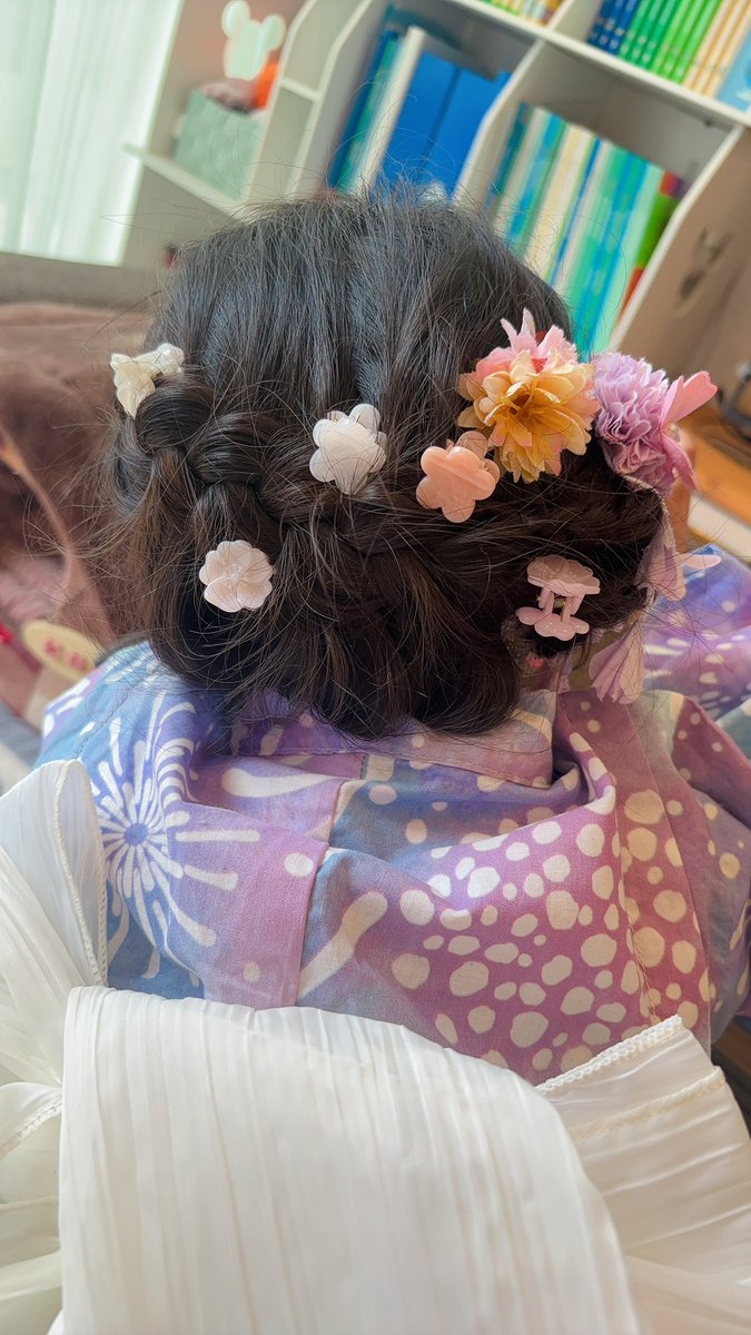 202309or10's tweet photo. 2歳さんと毎日四六時中寝るときもずっと一緒だと可愛い可愛いだけど体力も気力も追いつかない

写真は娘が浴衣着たいって言うから出掛ける予定もないのにお祭りみたいにしてあげたときのやつ
結局マジで一切外出しなかった https://t.co/jz3Ibn039j