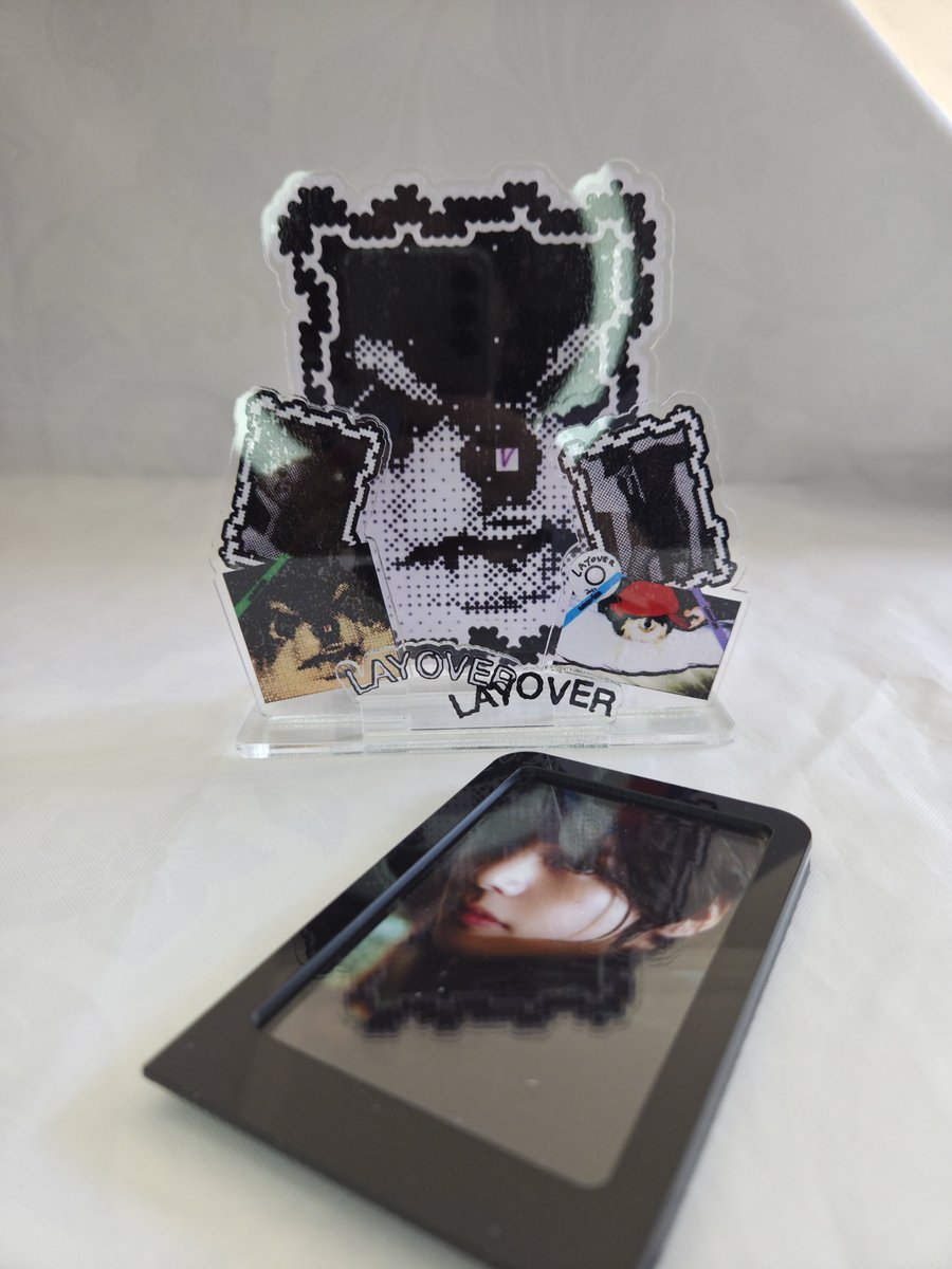 4clock_store's tweet photo. PHOTOSTAND LAYOVER 💜

produto fanmade também disponível no nosso wpp, site e shopee (valores variam)

link: https://t.co/hDite0b68v https://t.co/U7oiVxdvru