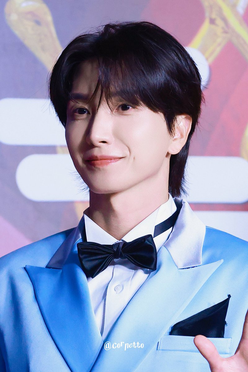 teukiemeow's tweet photo. Reading the comments of other fandoms + casuals about Leeteuk being the MC in SMA again makes me proud. Most of them are just proud that Leeteuk is the one announcing their group &amp; people realizing it’s him just from his voice. 

The impact when you have a pro — MC Leeteuk 💙🤍 https://t.co/UUUfjFFvb7
