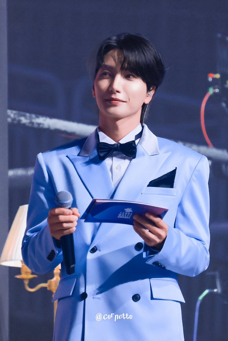 teukiemeow's tweet photo. Reading the comments of other fandoms + casuals about Leeteuk being the MC in SMA again makes me proud. Most of them are just proud that Leeteuk is the one announcing their group &amp; people realizing it’s him just from his voice. 

The impact when you have a pro — MC Leeteuk 💙🤍 https://t.co/UUUfjFFvb7