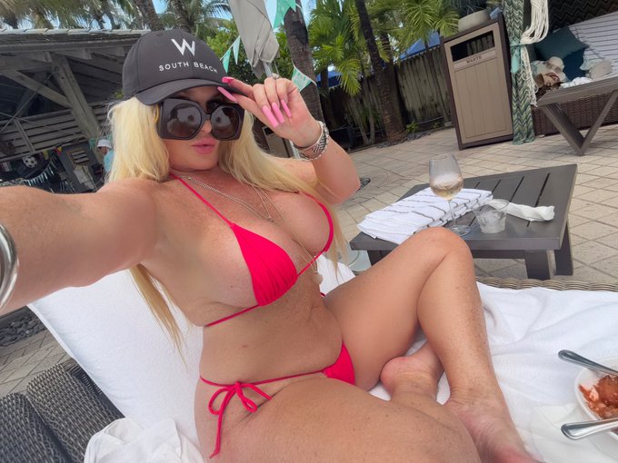 Kelley Cabbana - Wanna play with me at the pool ??💦💦💦#milf #babe #blonde #bikini https://t.co/p0pZx1Azdo