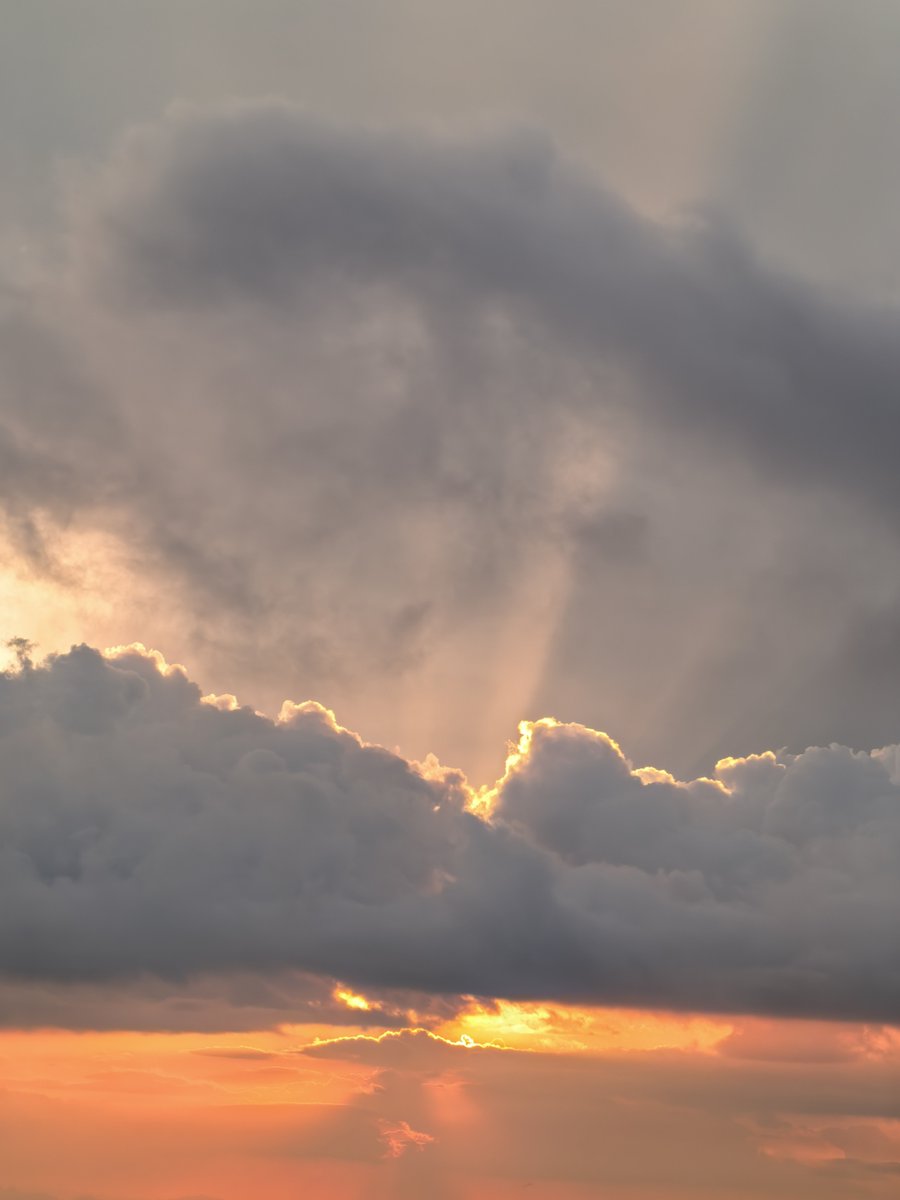 swsa02's tweet photo. Just had the best sunset hike at a hidden mountain spot—colorful skies, crisp air, and no crowds. Pure magic for the soul! https://t.co/iMK9Vx1iFm