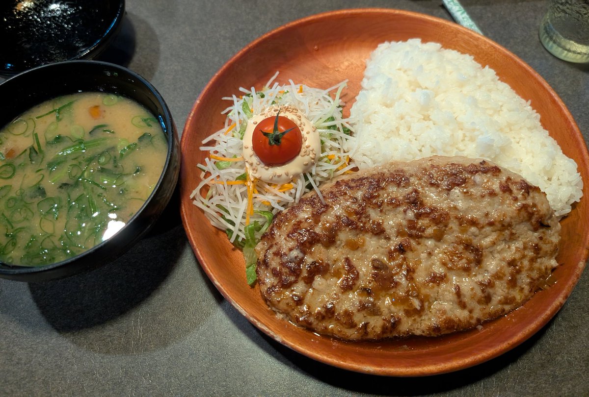 ONRYOUonsen's tweet photo. 朝からハンバーグは？

あり😆　　　　　　なし😨 https://t.co/isCuAkCN3G