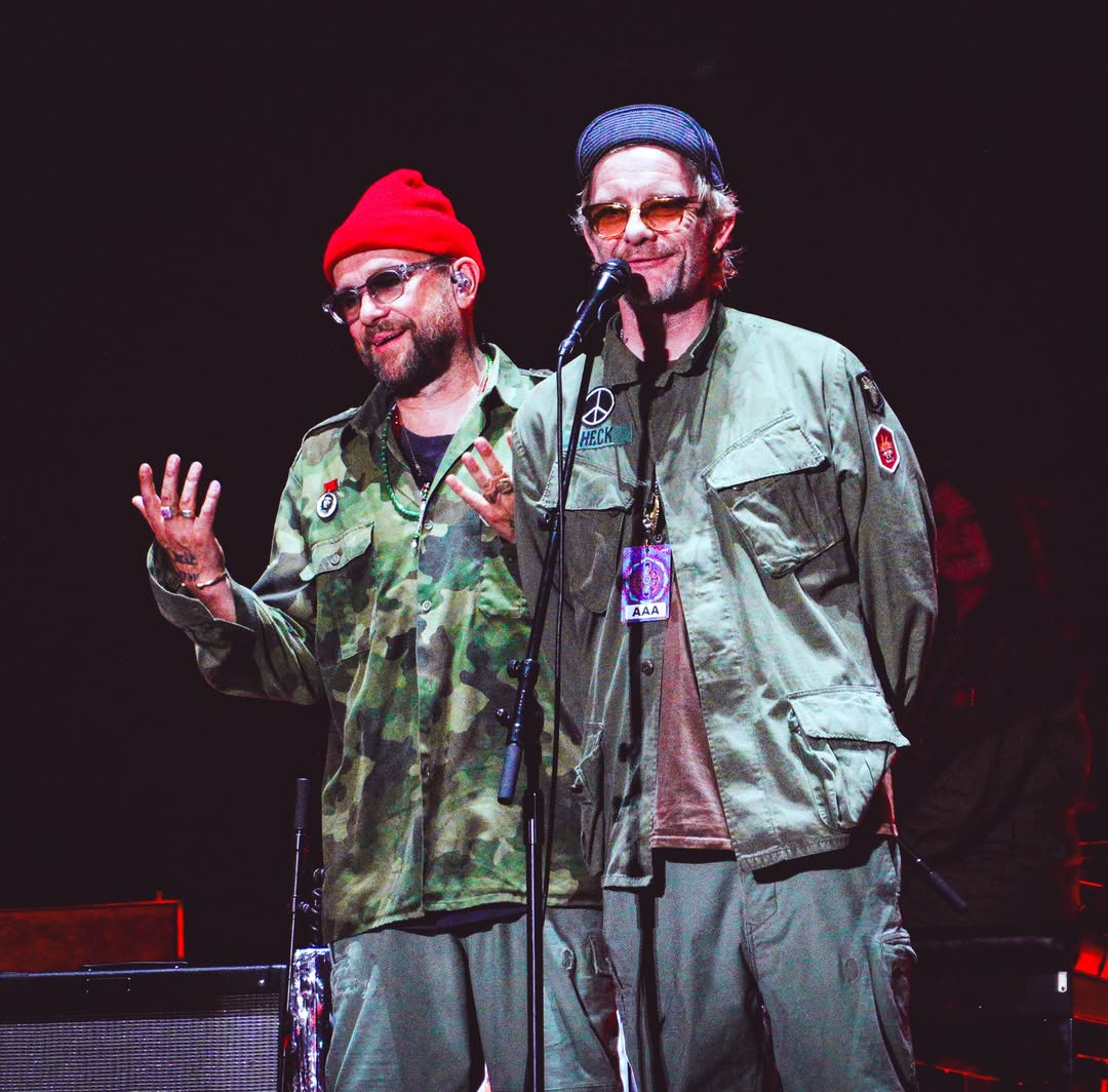 DamonUnofficial's tweet photo. Damon and Jamie
@gorillaz at London’s Tottenham Hotspur Stadium 
photos by Raphael Pour-Hashemi @RaphPH https://t.co/8sqr9AHF7Y