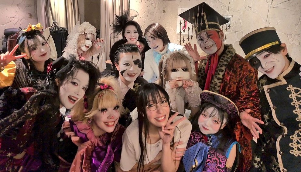 shingidan25's tweet photo. 🏰🌕️#紅シ2026 本日千穐楽💐🎉
「紅の月に導かれシは千年の―」

・開演時間
TeamMoon 12:00
TeamCastle 16:00

本日、多くの方のご来場が見込まれます。お席を探すのにお時間がかかる可能性があるため、お早めにお越しいただけますと幸いです。

・会場　ベースメントモンスター王子
https://t.co/KVJk9NzV8R

・当日券
見切れ席の可能性、抽選の可能性があります。
※大幅に予定数より多くの方にお越しいただいた場合は立見席の可能性もございます。

開演40分前（整列開始）～開演30分前（開場時間）にお集まりいただき、予定数より多くの方にお越しいただいた場合は抽選を行います。

皆様のご宿泊、心よりお待ち申し上げます。

・ご宿泊のお客様へ
https://t.co/MMiapuuanq

・グッズラインナップ
https://t.co/ZtPFto2Mik

・劇場企画
https://t.co/LNsji67QAJ

☆連泊企画
Moon公演をご観劇いただいた後、受付にて次のCastle公演のチケットをご提示でポストカードをお渡しいたしますので忘れずにお持ちください。

公演詳細
https://t.co/tMfZIKUO0c