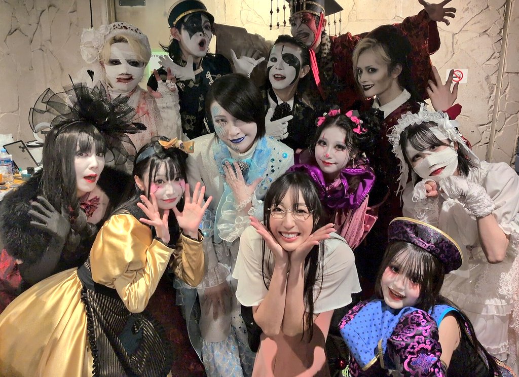 shingidan25's tweet photo. 🏰🌕️#紅シ2026 本日千穐楽💐🎉
「紅の月に導かれシは千年の―」

・開演時間
TeamMoon 12:00
TeamCastle 16:00

本日、多くの方のご来場が見込まれます。お席を探すのにお時間がかかる可能性があるため、お早めにお越しいただけますと幸いです。

・会場　ベースメントモンスター王子
https://t.co/KVJk9NzV8R

・当日券
見切れ席の可能性、抽選の可能性があります。
※大幅に予定数より多くの方にお越しいただいた場合は立見席の可能性もございます。

開演40分前（整列開始）～開演30分前（開場時間）にお集まりいただき、予定数より多くの方にお越しいただいた場合は抽選を行います。

皆様のご宿泊、心よりお待ち申し上げます。

・ご宿泊のお客様へ
https://t.co/MMiapuuanq

・グッズラインナップ
https://t.co/ZtPFto2Mik

・劇場企画
https://t.co/LNsji67QAJ

☆連泊企画
Moon公演をご観劇いただいた後、受付にて次のCastle公演のチケットをご提示でポストカードをお渡しいたしますので忘れずにお持ちください。

公演詳細
https://t.co/tMfZIKUO0c