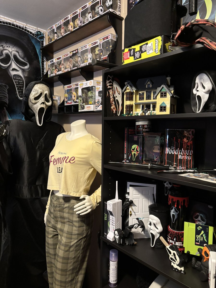 SpookyGuyJack's tweet photo. @Dead_By_Horror TRUST! I have a whole power concept somewhere in my notes 🤌🏻😭
I’m a HUGE Ghostface/Scream fan undercover… 
I’m actually in the middle of re-organizing the scream collection right now ! 
(And yes this is a screen used Mindy outfit from scream 6) 😭
I have a problem. https://t.co/9rxJWmGgPH