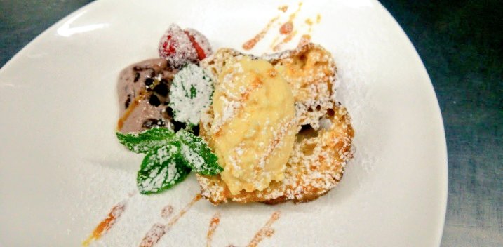 INDACO_2008's tweet photo. フレンチトースト。生クリームとバニラビーンズの卵液に１日漬けてオープンで焼き上げます。 https://t.co/aVUG2n2TSb