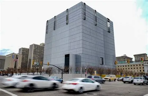 jscamp2's tweet photo. @CharlestonArchi This eyesore of a federal courthouse won architecture awards.  Everyone just mocks it as "The Borg Cube" locally though. It used to sit right outside my office window.  Not a great view for those 2 years. . . . https://t.co/wQ6HVaKiDW