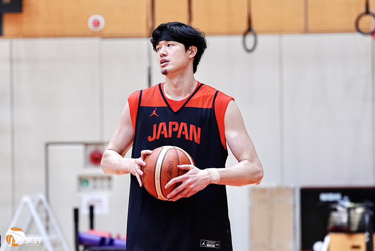 jbasket_jp's tweet photo. 【男子🇯🇵日本代表】渡邊雄太「絶対にロスに出て、ロスで勝ちたい」パリ五輪後に強まった思い
⁡
J：W杯、パリ五輪、そして現在の予選ラウンドを経験する中で、バスケットボールへの考え方や取り組み方で変わったことはありますか。
⁡
渡邊
「どうですかね。大きく変わったかと言われると、取り組みに関してはそこまで変わっていないのかなと思います。
ただ、東京オリンピックとパリオリンピックを合わせて結局6連敗で終わっているので、『オリンピックで勝ちたい』という気持ちはより強くなりました。
次のロサンゼルスオリンピックに出るための道のりも簡単ではないですし、まずは出場権を獲得しなければいけません。でも、絶対にロスに出て、ロスで勝ちたい。その思いはパリが終わってからさらに強くなったのかなと思います。」

続きは▶️
記事📝 https://t.co/mxsZvKTOk9
⁡
#渡邊雄太
#AkatsukiJapan
#Jbasketインタビュー