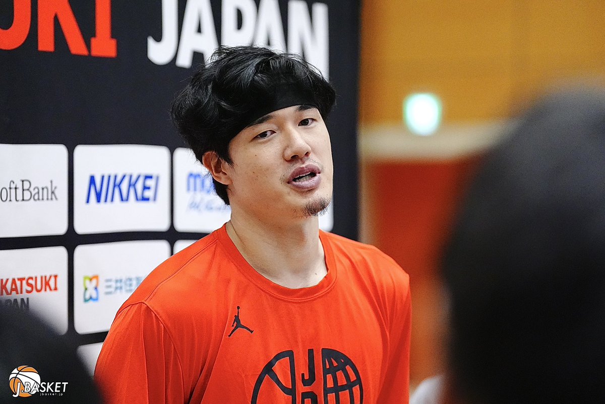 jbasket_jp's tweet photo. 【男子🇯🇵日本代表】渡邊雄太「絶対にロスに出て、ロスで勝ちたい」パリ五輪後に強まった思い
⁡
J：W杯、パリ五輪、そして現在の予選ラウンドを経験する中で、バスケットボールへの考え方や取り組み方で変わったことはありますか。
⁡
渡邊
「どうですかね。大きく変わったかと言われると、取り組みに関してはそこまで変わっていないのかなと思います。
ただ、東京オリンピックとパリオリンピックを合わせて結局6連敗で終わっているので、『オリンピックで勝ちたい』という気持ちはより強くなりました。
次のロサンゼルスオリンピックに出るための道のりも簡単ではないですし、まずは出場権を獲得しなければいけません。でも、絶対にロスに出て、ロスで勝ちたい。その思いはパリが終わってからさらに強くなったのかなと思います。」

続きは▶️
記事📝 https://t.co/mxsZvKTOk9
⁡
#渡邊雄太
#AkatsukiJapan
#Jbasketインタビュー