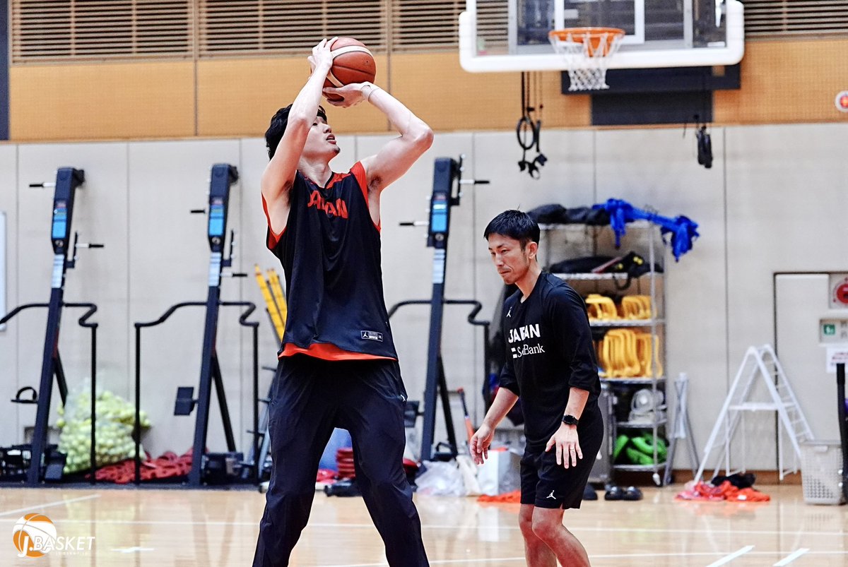 jbasket_jp's tweet photo. 【男子🇯🇵日本代表】渡邊雄太「絶対にロスに出て、ロスで勝ちたい」パリ五輪後に強まった思い
⁡
J：W杯、パリ五輪、そして現在の予選ラウンドを経験する中で、バスケットボールへの考え方や取り組み方で変わったことはありますか。
⁡
渡邊
「どうですかね。大きく変わったかと言われると、取り組みに関してはそこまで変わっていないのかなと思います。
ただ、東京オリンピックとパリオリンピックを合わせて結局6連敗で終わっているので、『オリンピックで勝ちたい』という気持ちはより強くなりました。
次のロサンゼルスオリンピックに出るための道のりも簡単ではないですし、まずは出場権を獲得しなければいけません。でも、絶対にロスに出て、ロスで勝ちたい。その思いはパリが終わってからさらに強くなったのかなと思います。」

続きは▶️
記事📝 https://t.co/mxsZvKTOk9
⁡
#渡邊雄太
#AkatsukiJapan
#Jbasketインタビュー