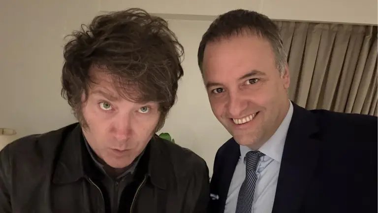 El9deNepal's tweet photo. Que bien estuvo Axel en pedirle la renuncia a su Jefe de Gabinete ni bien tuvo una sospecha de corrupción.
No todos pudieron hacer lo mismo... No Javo? https://t.co/y1WoYRatRv