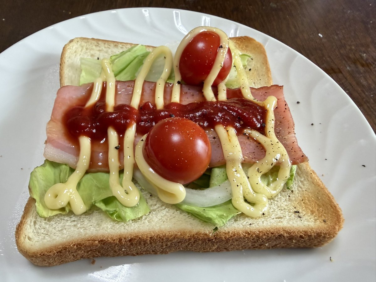 taizoosusume's tweet photo. 朝ごはん ベーコントマトタマネギキャベツトースト マヨネーズケチャップ粒黒胡椒 #おうちごはん #今日のごはん #簡単ごはん #節約ごはん #HomeCooking #EasyRecipe #JapaneseHomeCooking #Japanesefood #ToastArt #ComfortFood
#朝ごはん #折りたたみトースト https://t.co/ssSzLNDJuQ