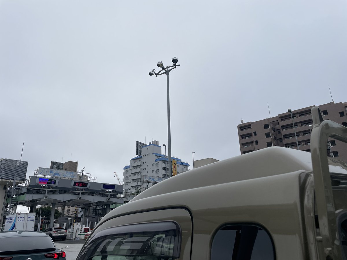 daichi26's tweet photo. 雨は止み曇り空☁️
ましかく朝練のため新宿へ
今日は軽トラです https://t.co/rcwiKCeibn