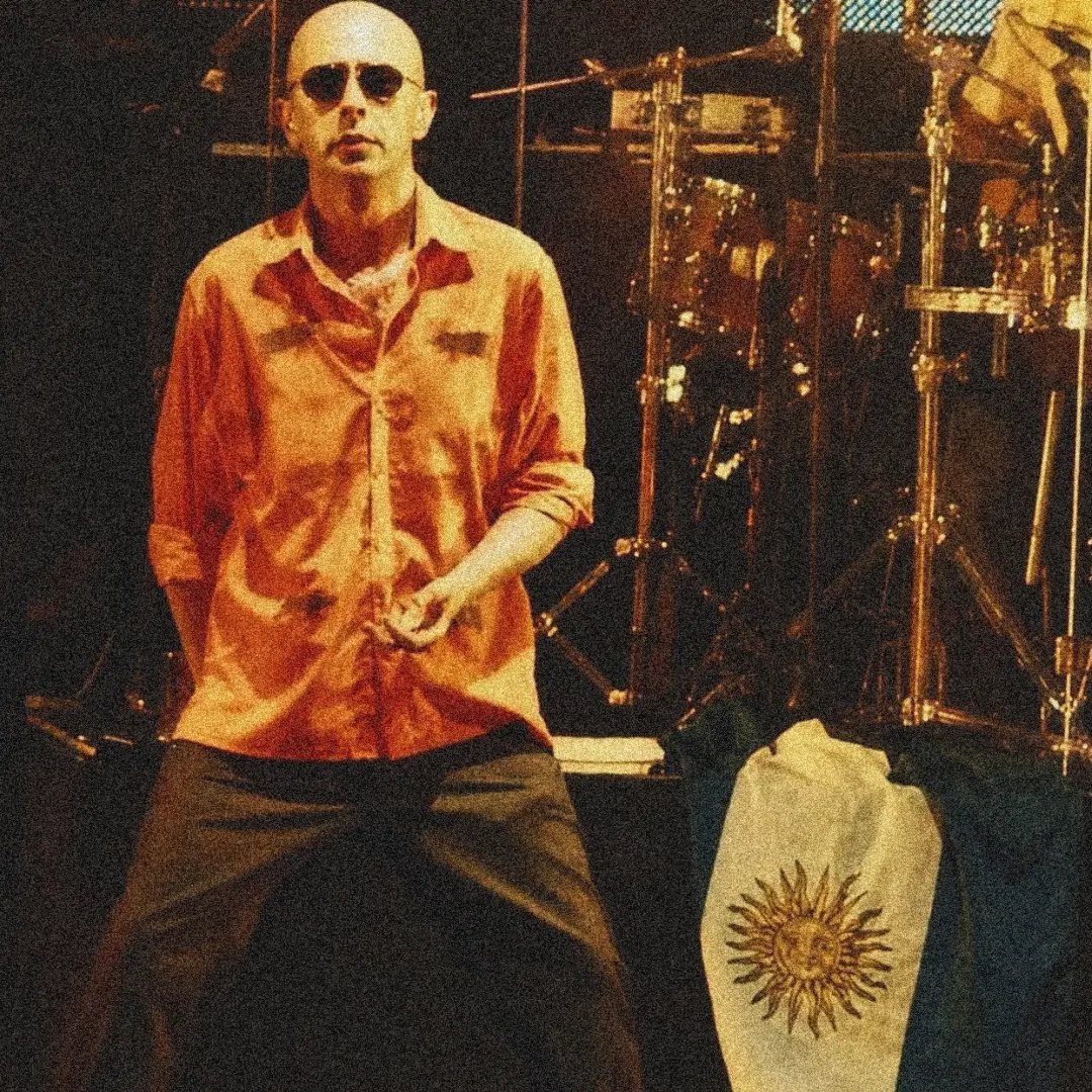 losredo_enfotos's tweet photo. El Indio y la bandera Argentina en el Estadio Único de La Plata allá por Diciembre del 2008, durante las presentaciones de Porco Rex. 

📸Desconocemos su autor/ra https://t.co/kzKnf9oIV9