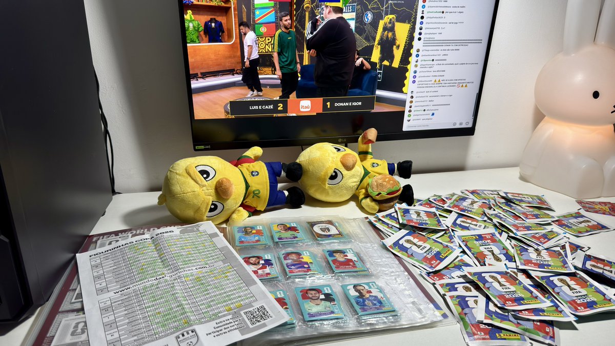 brazaofoda's tweet photo. SABADOU vendo jogo e organizando figurinha https://t.co/HKZG57Sb5T