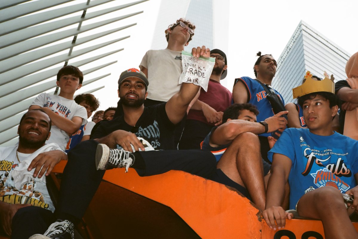 CorySchmitz's tweet photo. KNICKS PARADE AIR https://t.co/KH2cL3OFP9