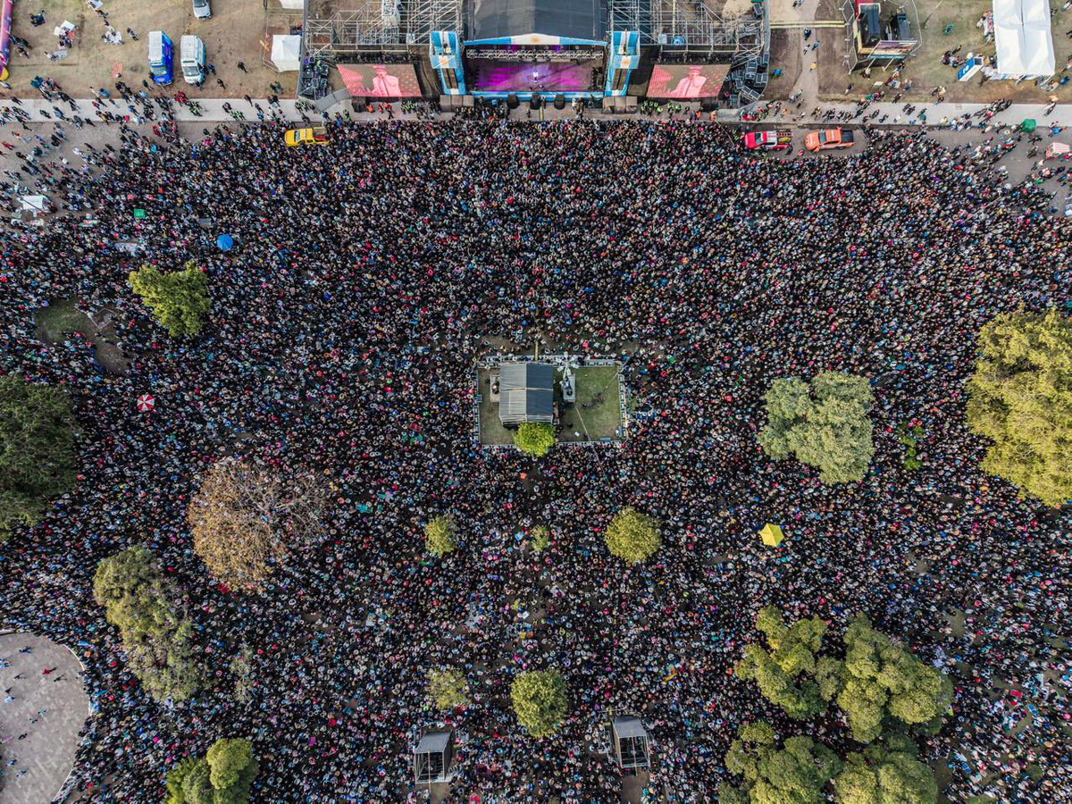 fangelini's tweet photo. En la ciudad de la bandera hay algo que nunca se perdió: el orgullo de ser rosarinos. 

Qué lindo verte así, Rosario: llena de vida, de encuentros y de futuro. 

Cuando la ciudad está mejor, se nota. Vamos a seguir trabajando para que cada día la disfrutemos más. https://t.co/fHmb4zgRWe