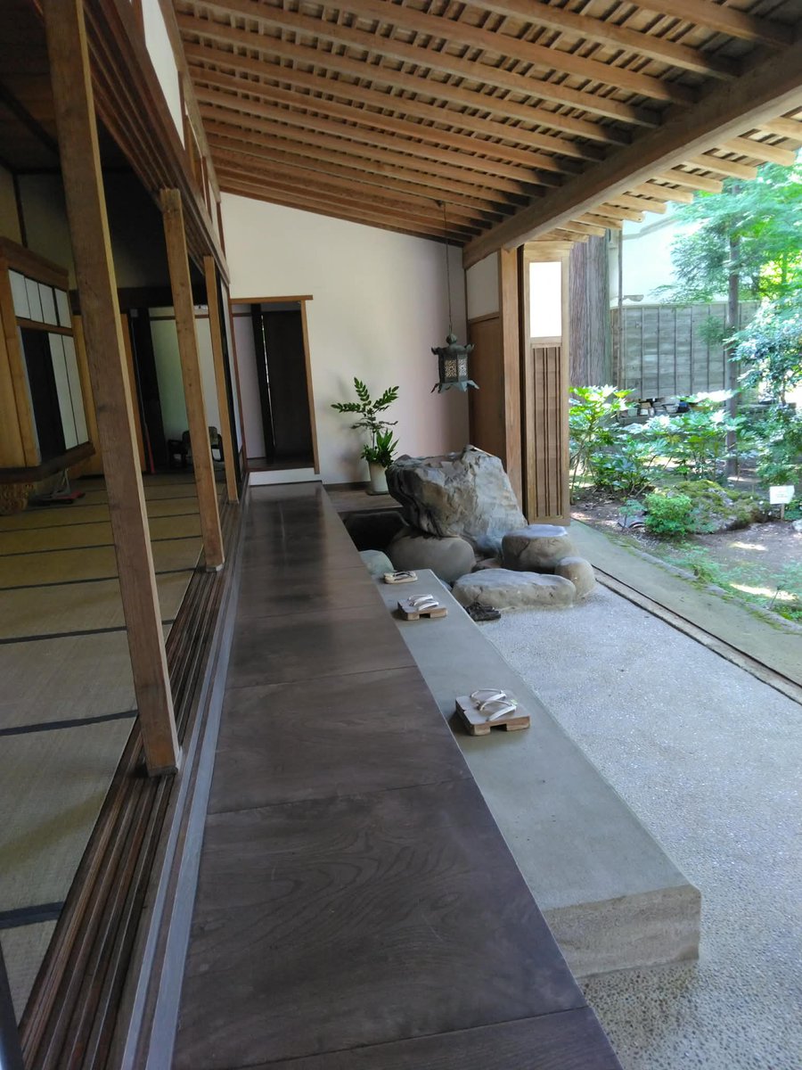 JoetsuMeika's tweet photo. -白田邸-
土縁で撮影会をしました。
書院づくりのお座敷です。
金銀砂子で書かれた遠山の絵の襖です。

#上越名家  #上越名家ネットワーク #白田邸 https://t.co/wim83Hfwk6