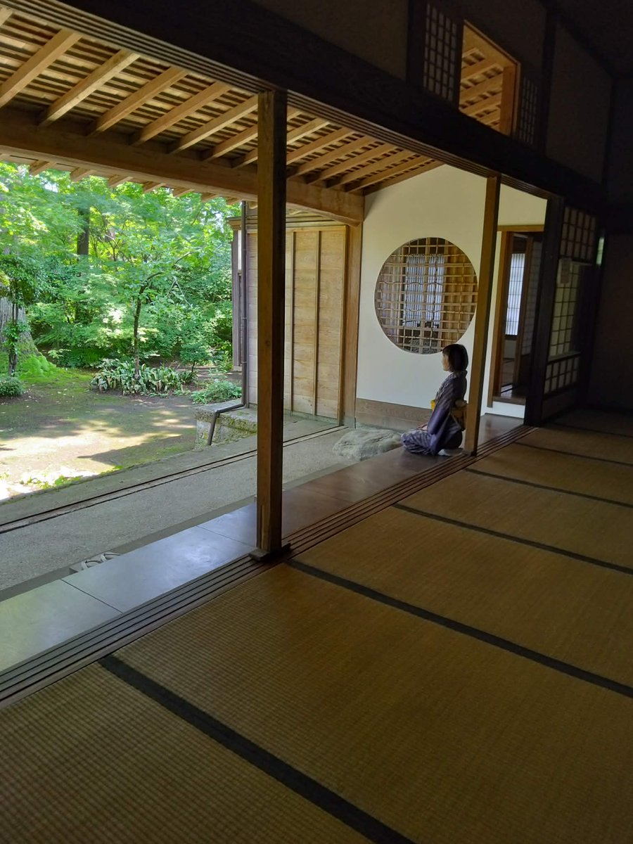 JoetsuMeika's tweet photo. -白田邸-
土縁で撮影会をしました。
書院づくりのお座敷です。
金銀砂子で書かれた遠山の絵の襖です。

#上越名家  #上越名家ネットワーク #白田邸 https://t.co/wim83Hfwk6
