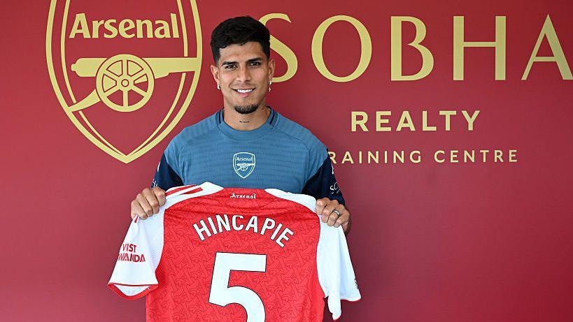 ArsenalNews_Hub's tweet photo. 🚨 Piero Hincapié:

 “I’m delighted to be staying at Arsenal. From the moment I arrived, I felt at home. I’ve found peace, joy, and a family here. This is one of the biggest clubs in the world, with a special history and incredible supporters. I’m grateful for the trust the club has shown in me, and I can’t wait to fight for more trophies with my teammates next season.”

❤️🤍 #AFC #Arsenal #Hincapie #COYG