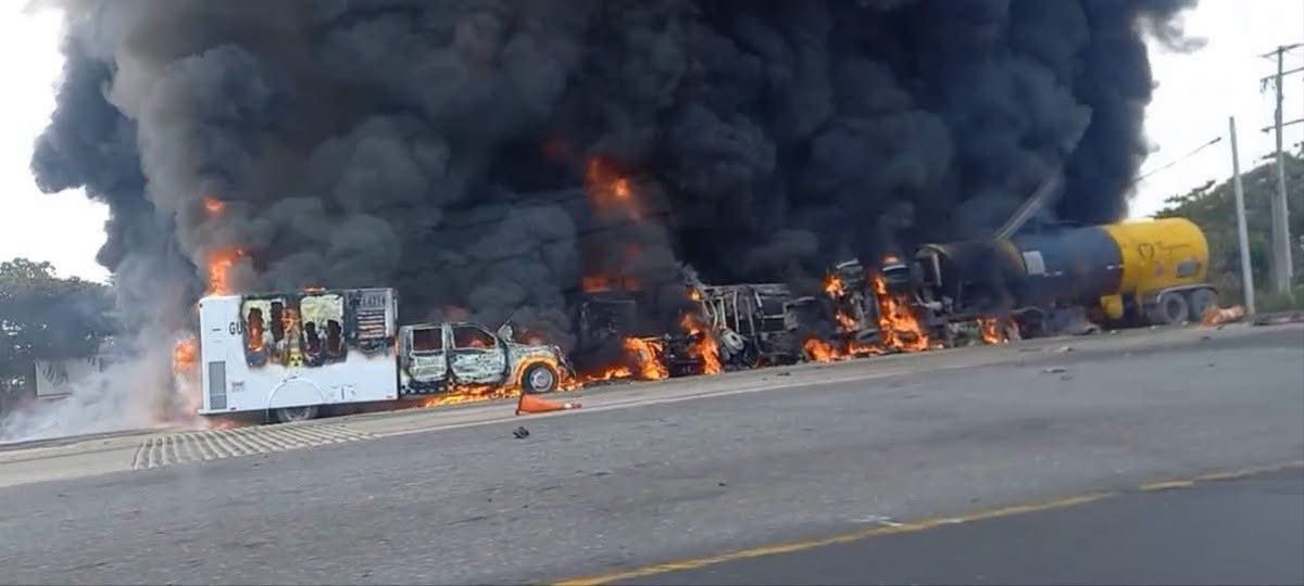 AztecaNoticias's tweet photo. #IMPORTANTE 🚨 Una #pipa con combustible impactó a varios vehículos en la carretera Coatzacoalcos–Villahermosa, a la altura de la #caseta de La Venta, #Tabasco, causando una peligrosa explosión.
Aquí, más información: https://t.co/TmirHnk1sO https://t.co/x9kliIhvuv