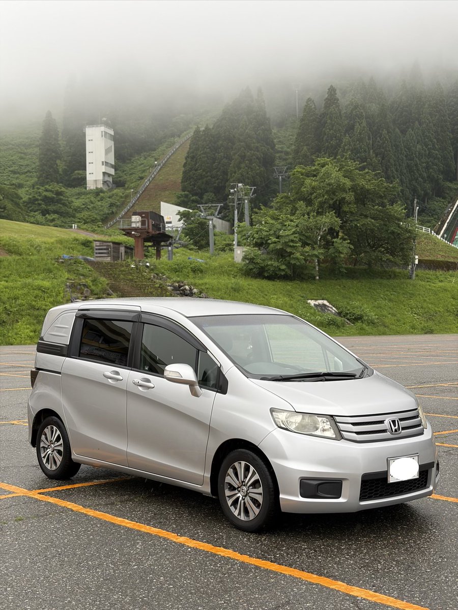 aoneko500's tweet photo. 約1か月ぶりの完全休業日。だけど雨…😅
チンクさんは雨のためお休みして、フリードスパイクでいつもの処へ。
車検まで半年を切って、ちょいちょい不具合が…そろそろ？
いろんな面で考えたくないわ。

#朝活 
#雨の朝 
#フリードスパイク 
#ホンダ 
#フィアット500 https://t.co/CwAhXPmoGy