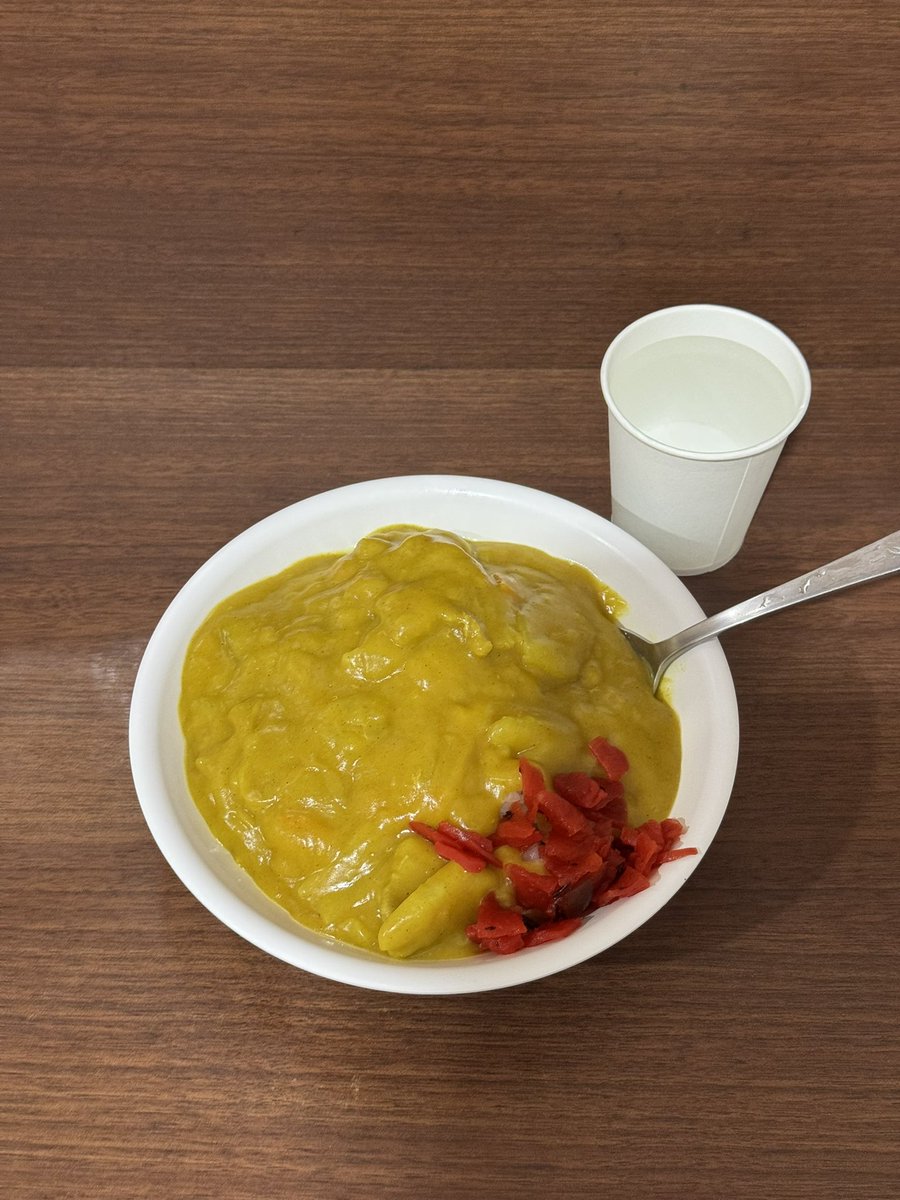 _rats928's tweet photo. 15分待ちの立ち食いカレー https://t.co/l36HP5KUEQ