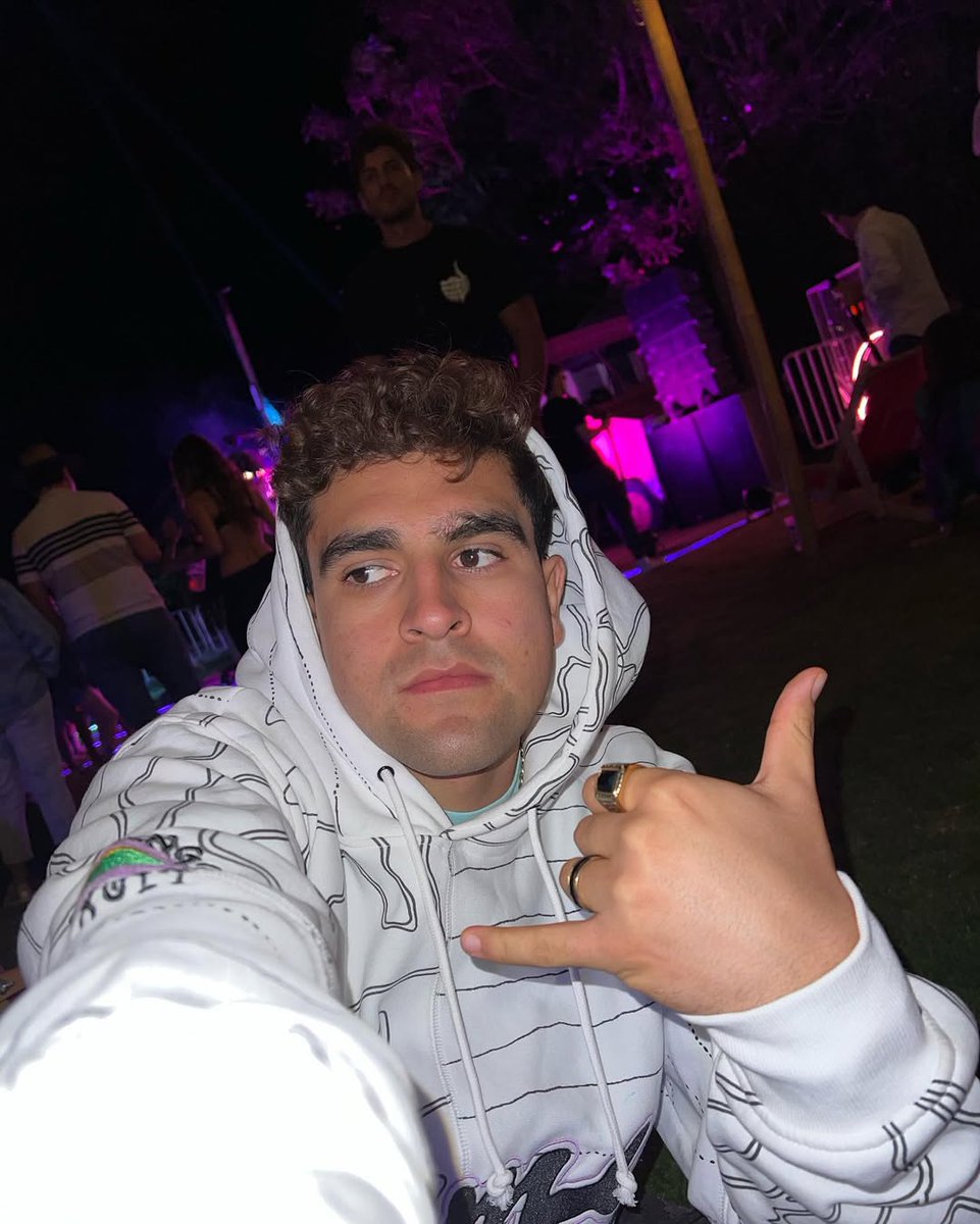 diosdadojuare's tweet photo. Se atravesó en mi fotito mi bro😂 https://t.co/UxoJ2cu3QH