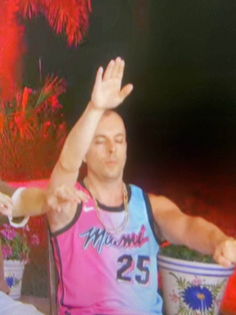 mars4yo's tweet photo. Este show es legendario https://t.co/DJ8M6sz9TJ