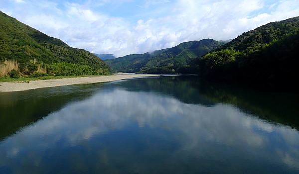 ark_sano's tweet photo. 今朝の四万十川。ナガセ（梅雨）の晴れ間。
＃高知県　＃四万十川　＃梅雨　＃沈下橋 https://t.co/QU9PPvfL9b