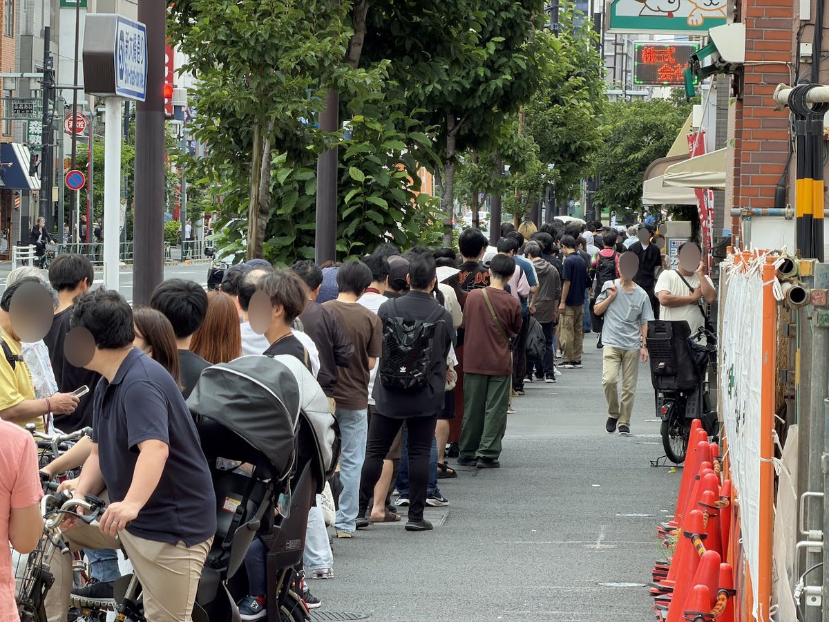 minamisuna1's tweet photo. ラーメン吉田屋 大島店が本日グランドオープン🥳🎉

300枚限定「生涯大盛無料券」配布の影響か、オープン前の待機列は110m以上で200人ぐらい。

これ、全列消化に15時ぐらいまでかかるのでは？🤔

大雨にならなくて良かったねえ😇

📍ラーメン吉田屋 大島店（東京都江東区大島7-1-18） https://t.co/mD4JoHYeLw