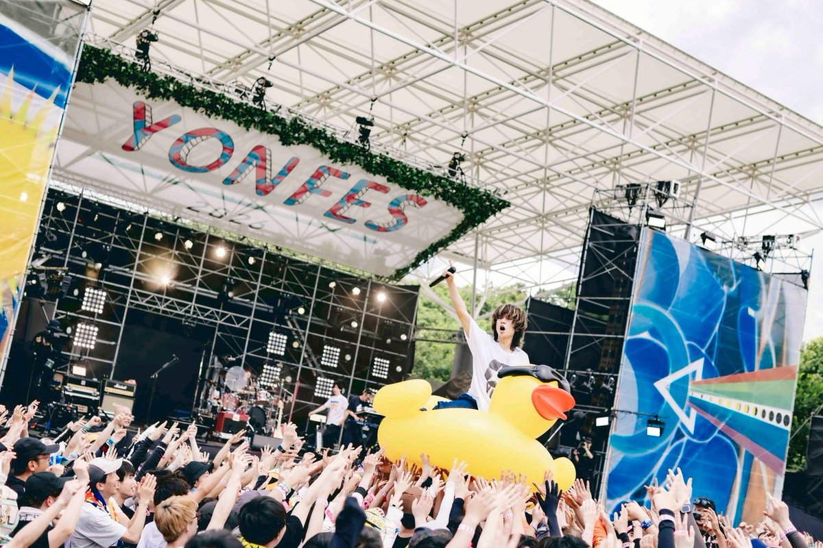 yon_fes's tweet photo. 【速報レポート！】
朝っぱらからみんなで手を振ってヘンテコな動きで踊ってYON FESを心の底からぶち上げたキュウソネコカミ。フォーリミよりもヤンキーよりも、サングラスをしたアヒルよりも、恥も外聞も捨ててバカ騒ぎするキュウソがこわい。だってこんなの無敵だから。
#ヨンフェス
📸 @fujii_taku https://t.co/oy81a7ErEL