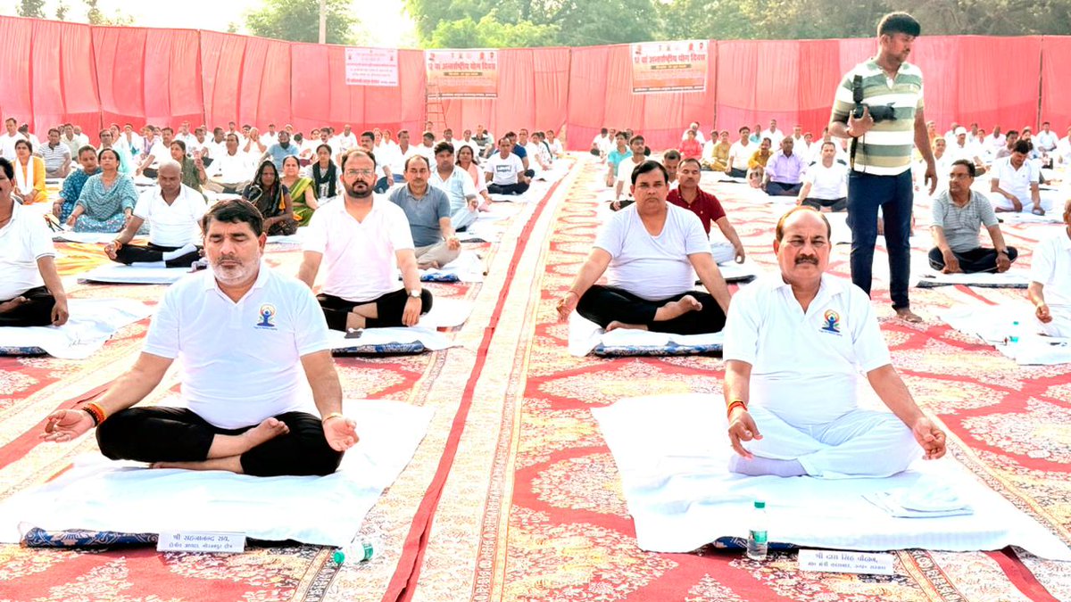 daraschauhan354's tweet photo. आज 12वें अंतर्राष्ट्रीय योग दिवस के अवसर पर जनपद आजमगढ़ स्थित चन्द्रमा ऋषि आश्रम, सिलनी में आयोजित सामूहिक योगाभ्यास कार्यक्रम में सहभागिता कर योग साधना का लाभ प्राप्त किया तथा पर्यावरण संरक्षण एवं प्रकृति के प्रति अपनी जिम्मेदारी का निर्वहन करते हुए वृक्षारोपण भी किया। https://t.co/7SFQhIj3Xu