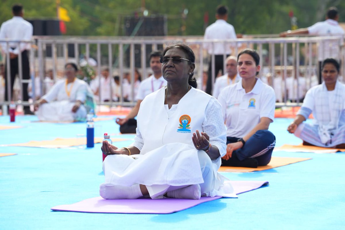ayush_mp's tweet photo. इस अवसर पर माननीय राष्ट्रपति महोदया, माननीय राज्यपाल एवं मुख्यमंत्री डॉ. मोहन यादव ने आमजन के साथ सामूहिक योगाभ्यास किया तथा स्वस्थ एवं निरोग जीवन का संदेश दिया। कार्यक्रम में बड़ी संख्या में लोगों ने #योग को दैनिक जीवन का अभिन्न अंग बनाने का संकल्प लिया।

@rashtrapatibhvn https://t.co/XqW5paSfk1