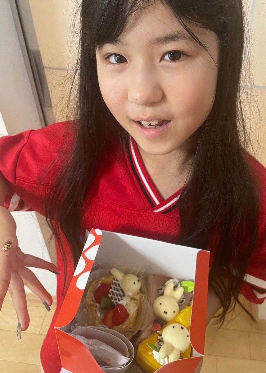 yume_yurika1214's tweet photo. 父の日&amp;ミッフィーBD🇳🇱🌷🐰なので、オランダ家さんでケーキ買ってきたよ⭐︎ʕ•ᴥ•ʔ https://t.co/eAJSAZmeYB