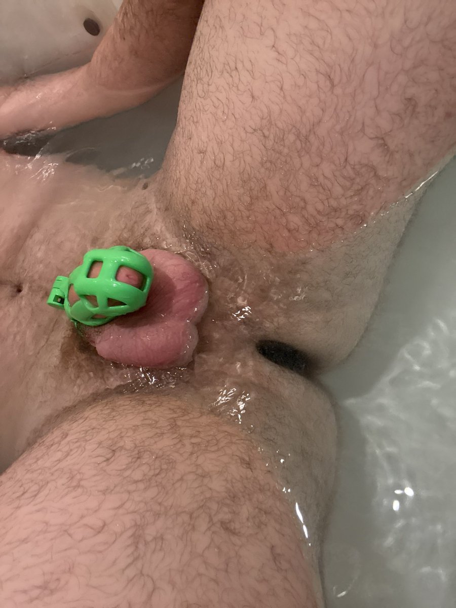andrewcaged's tweet photo. caged and plugged in the bath dreaming abt my future key holder boyfriend https://t.co/rsZx6rw20Z