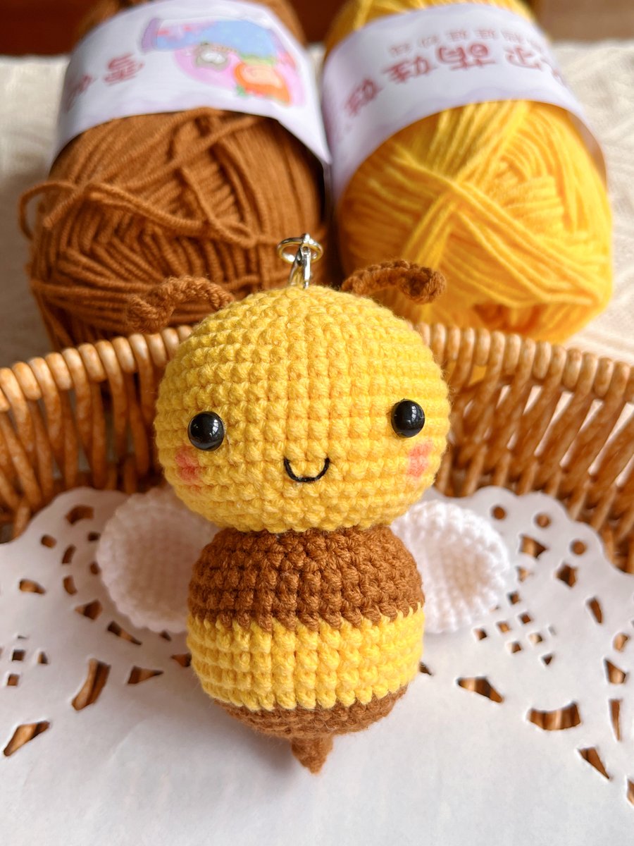ProstoChel1101's tweet photo. DIY woven keychain in 10 mins! Grab old yarn u0026 make this cute project for your bag keys  Super easy for craft lovers of all levels, give it a try! https://t.co/IqXJoDiTHc