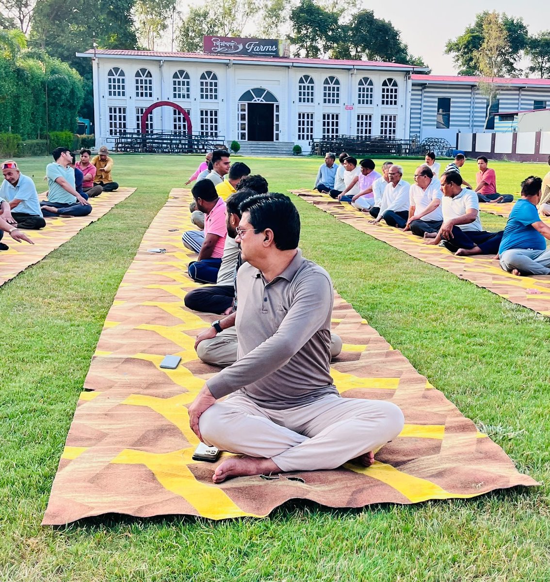 bjpkuldeepkumar's tweet photo. आज 12वें अंतर्राष्ट्रीय योग दिवस के अवसर पर विकासनगर विधानसभा के हरबर्टपुर मंडल द्वारा आयोजित कार्यक्रम में सामूहिक योगाभ्यास किया।

इस अवसर पर बड़ी संख्या में माताओं-बहनों, वरिष्ठ नागरिकों एवं युवा साथियों की उत्साहपूर्ण सहभागिता रही। योगाभ्यास ने तन और मन को नई ऊर्जा, स्फूर्ति एवं सकारात्मकता से भर दिया। वास्तव में योग केवल व्यायाम नहीं, बल्कि स्वस्थ, संतुलित और सफल जीवन जीने की एक उत्कृष्ट जीवनशैली है।

मैं आप सभी से आग्रह करता हूँ कि योग को अपने दैनिक जीवन का हिस्सा बनाएं। नियमित योगाभ्यास आपके जीवन में अद्भुत परिवर्तन ला सकता है तथा शारीरिक और मानसिक स्वास्थ्य को नई दिशा प्रदान कर सकता है।