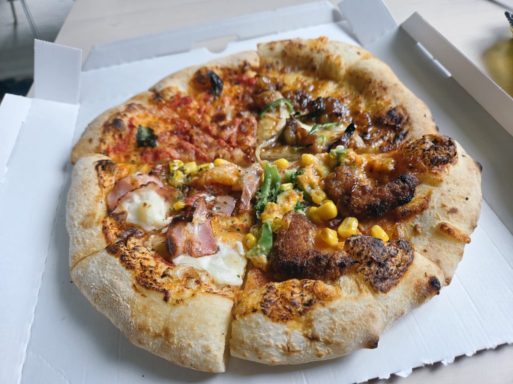 Eveki_14's tweet photo. サッカー観ながらピザ⚽️🍕
日本先制点ナイスだったね👏 https://t.co/0KI8OY0iW9