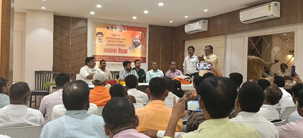 RealBacchuKadu's tweet photo. शिवसेना प्रणित एसटी कर्मचारी सेनेच्या राज्यातील प्रमुख पदाधिकाऱ्यांची महत्त्वपूर्ण बैठक मा. आ. बच्चूभाऊ कडू यांच्या अध्यक्षतेखाली संपन्न झाली.

या बैठकीत एसटी कर्मचाऱ्यांच्या विविध समस्या, अडचणी व मागण्या सविस्तरपणे ऐकून घेण्यात आल्या.

“एसटी कामगारांच्या न्याय्य हक्कांसाठी आपण सदैव त्यांच्या पाठीशी ठामपणे उभे आहोत,” अशी ग्वाही यावेळी बच्चूभाऊ कडू यांनी दिली.