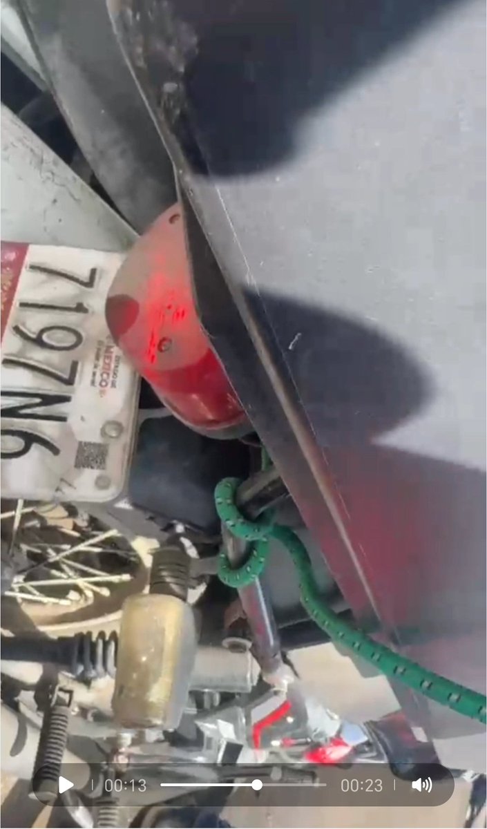 eldemandator's tweet photo. #7197N6 @placas7197N6 @placasmoto7197N6 #accidentemoto #7197N6 con Un vehículo placas MPC618C parece un VW Gol blanco, Por favor retweet para apoyar la búsqueda de familiares, conductor parace Estar Consiente pero lastimado ver video en hilos https://t.co/4zhMNgQBBT